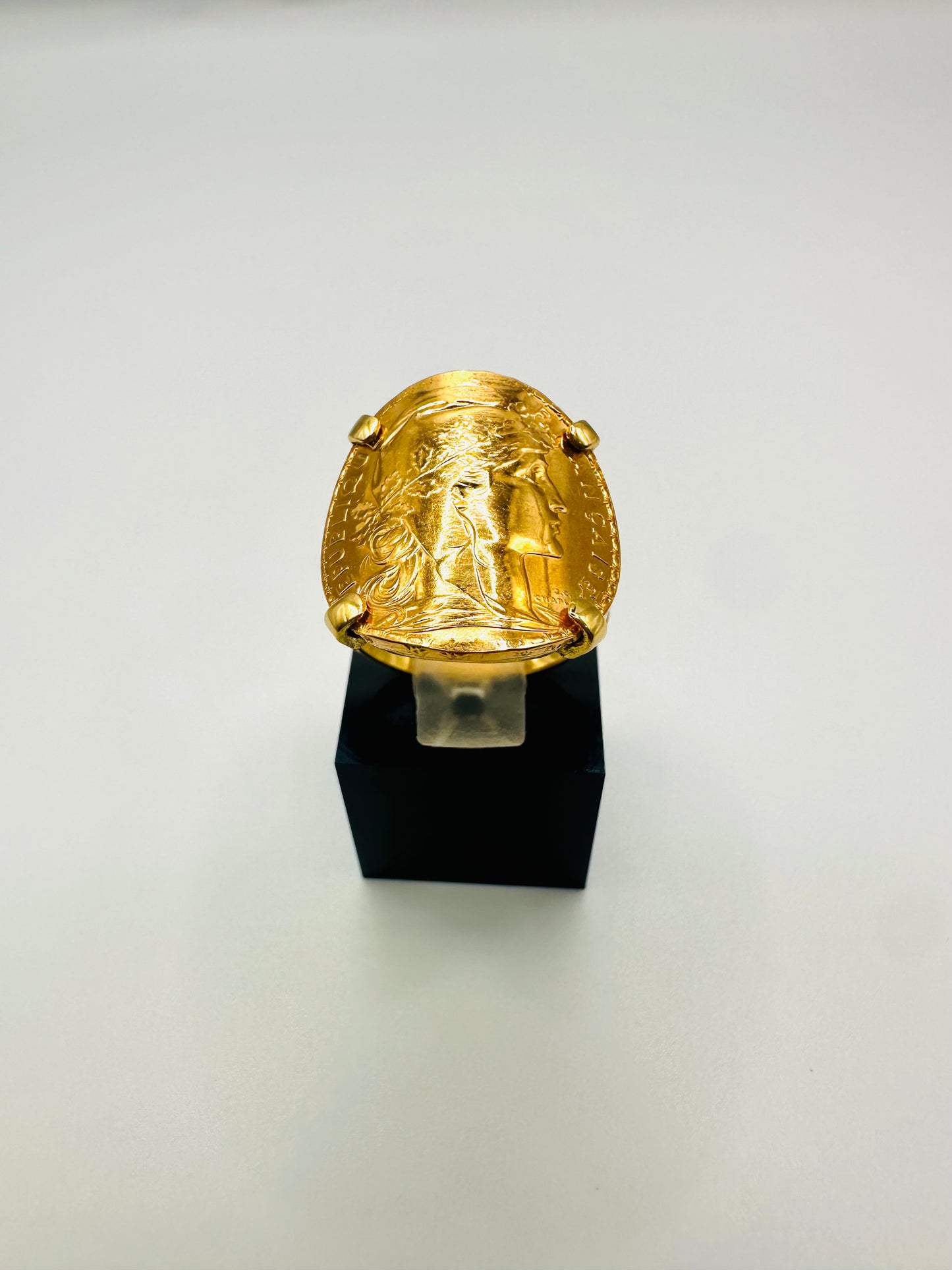 Bague Porte-Pièce Courbée “Marianne Coque” – Or 18 et 22 carats ~ 4 griffes