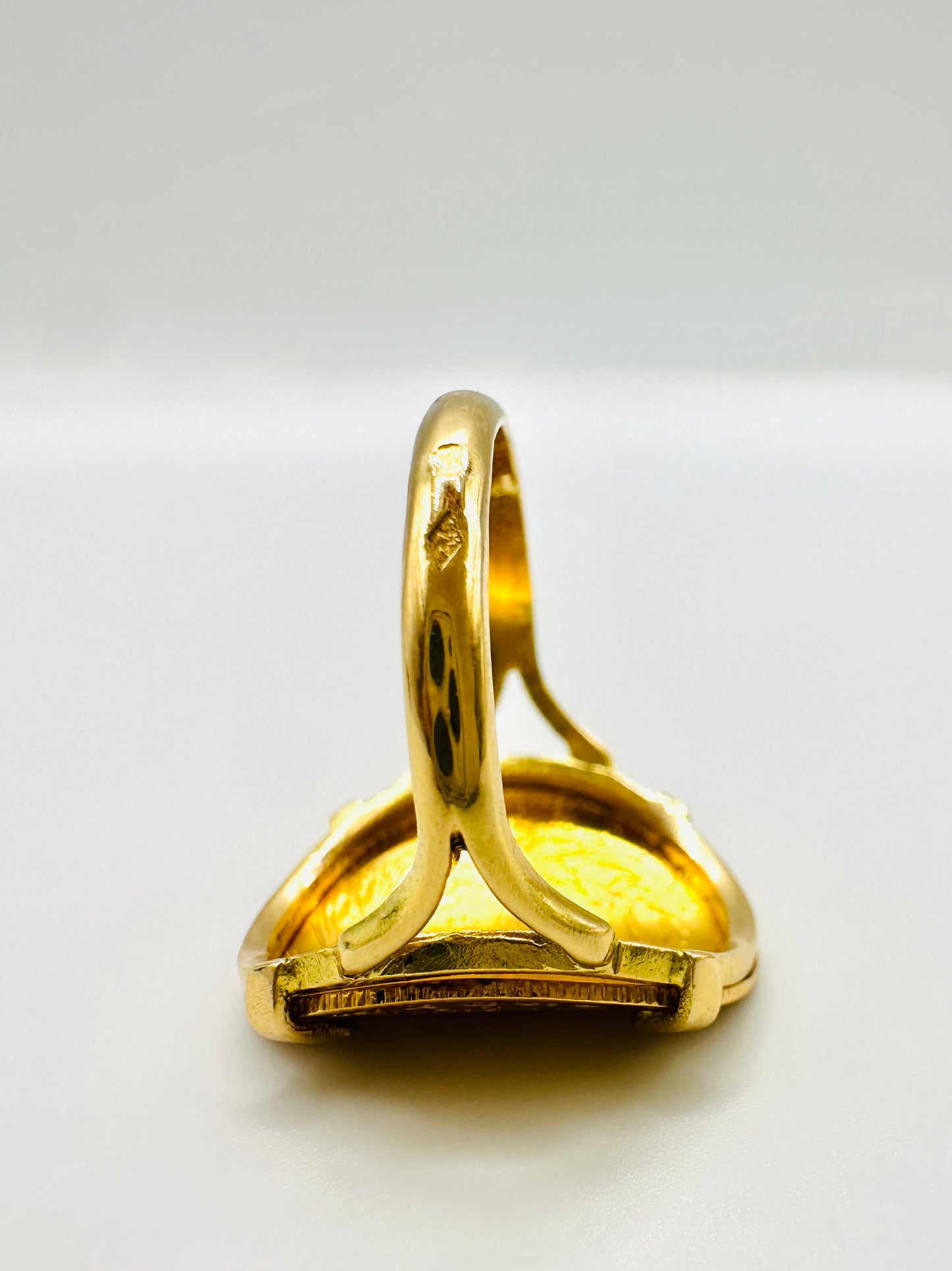 Bague Porte-Pièce Courbée “Napoléon 10 francs” – Or 18 et 21carats ~ 4 griffes