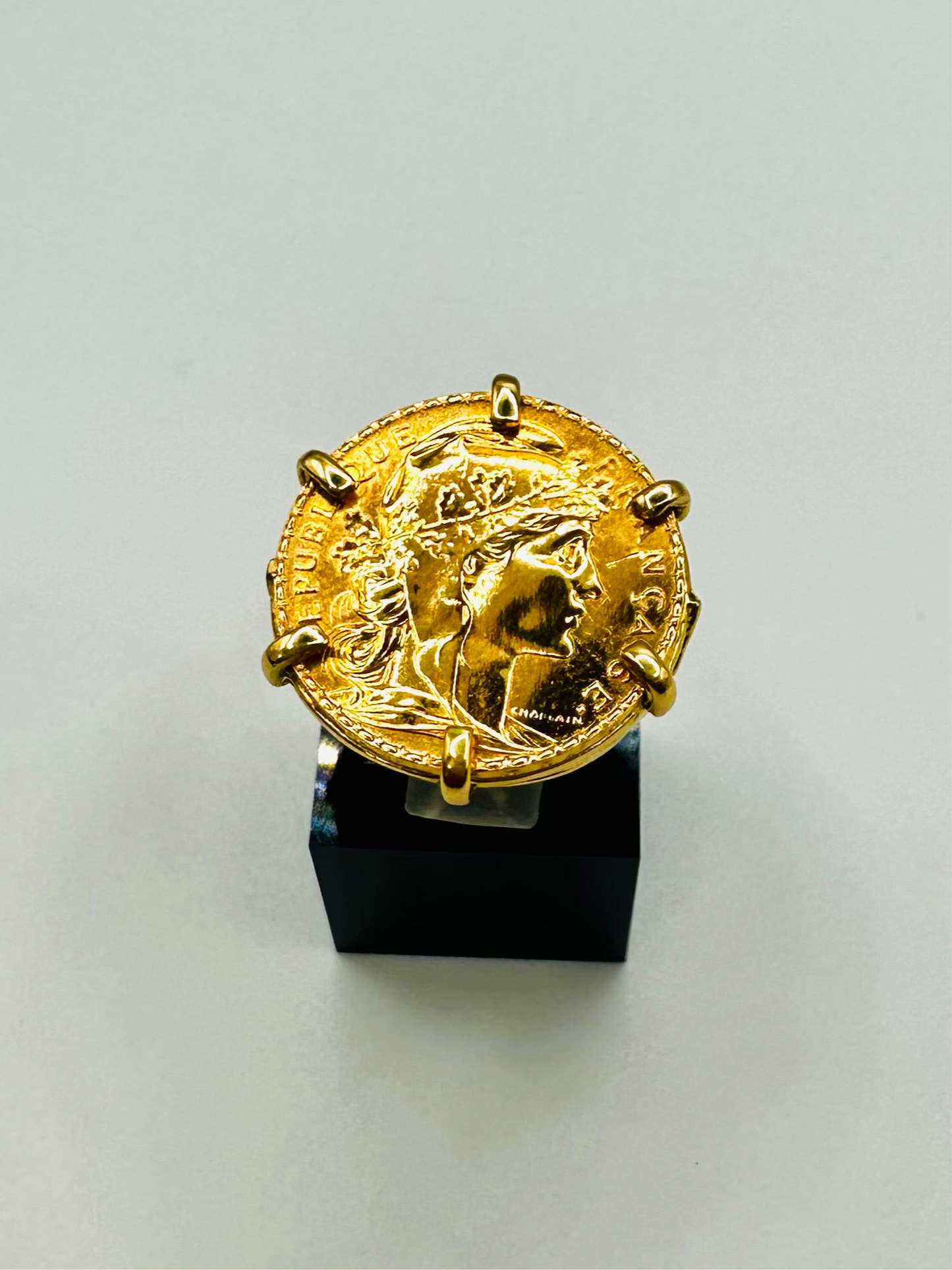 Bague Porte-Pièce “Marianne” – Or 18 et 22 carats ~ 6 griffes