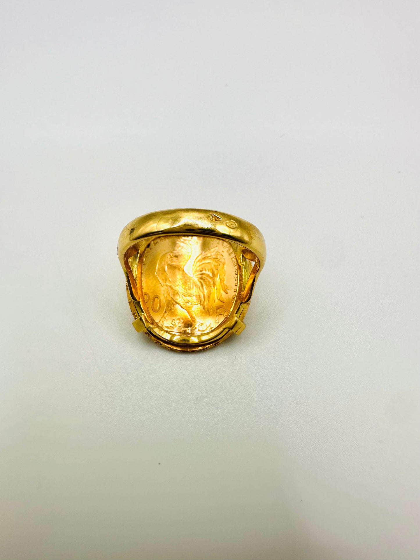 Bague Porte-Pièce Courbée “Marianne Coque” – Or 18 et 22 carats ~ 4 griffes