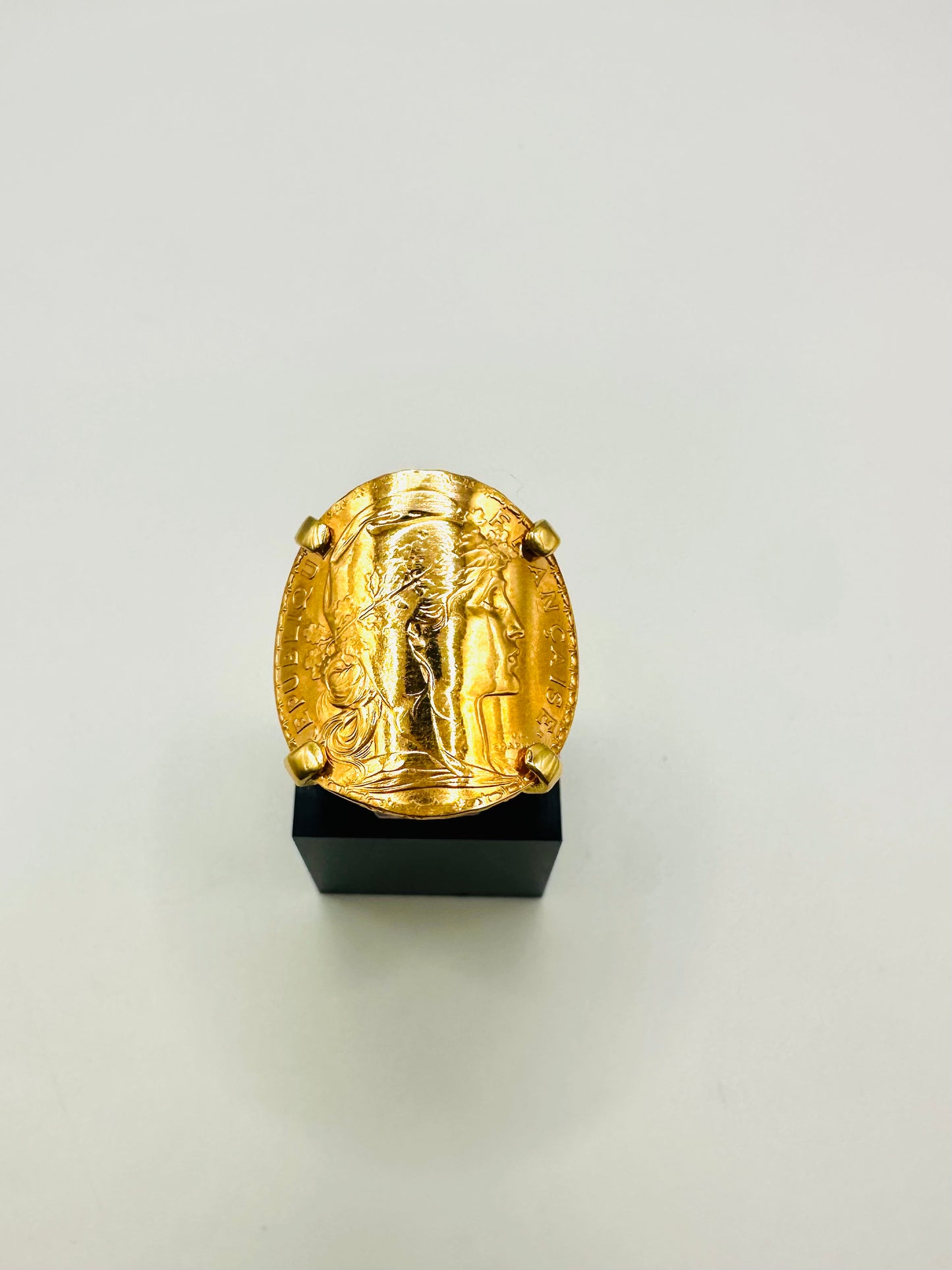 Bague Porte-Pièce Courbée “Marianne Coque” – Or 18 et 22 carats ~ 4 griffes