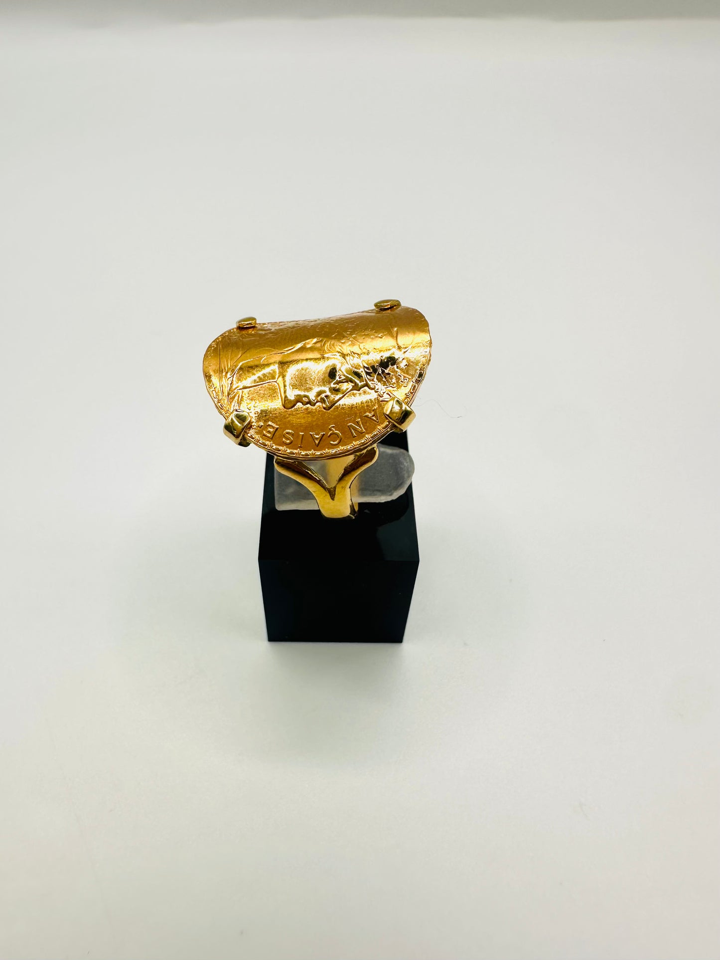 Bague Porte-Pièce Courbée “Marianne Coque” – Or 18 et 22 carats ~ 4 griffes