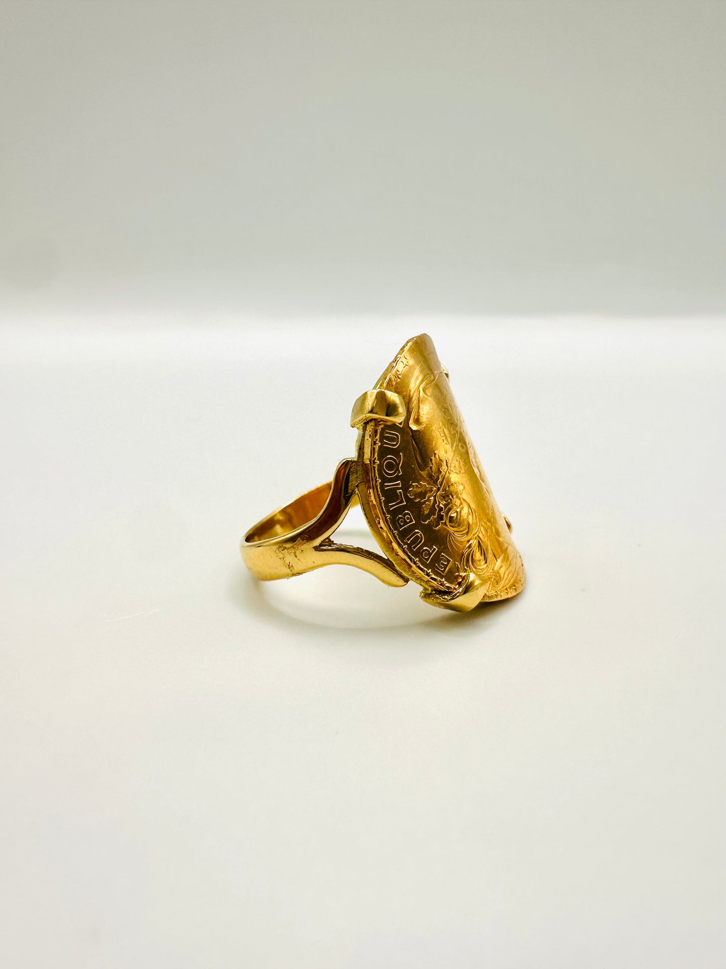 Bague Porte-Pièce Courbée “Marianne Coque” – Or 18 et 22 carats ~ 4 griffes