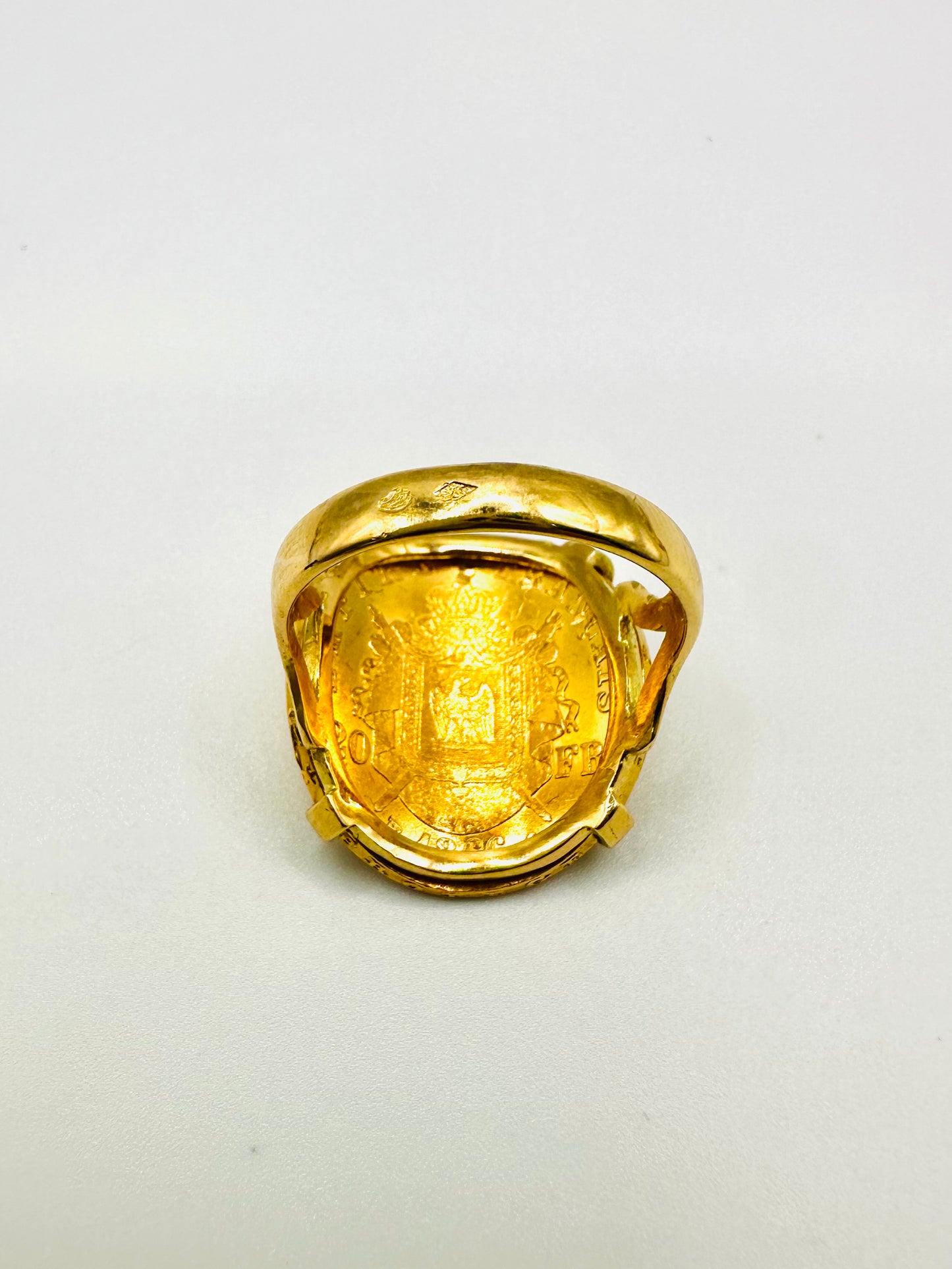 Bague Porte-Pièce Courbée “Napoléon Empire” – Or 18 et 21 carats ~ 4 griffes