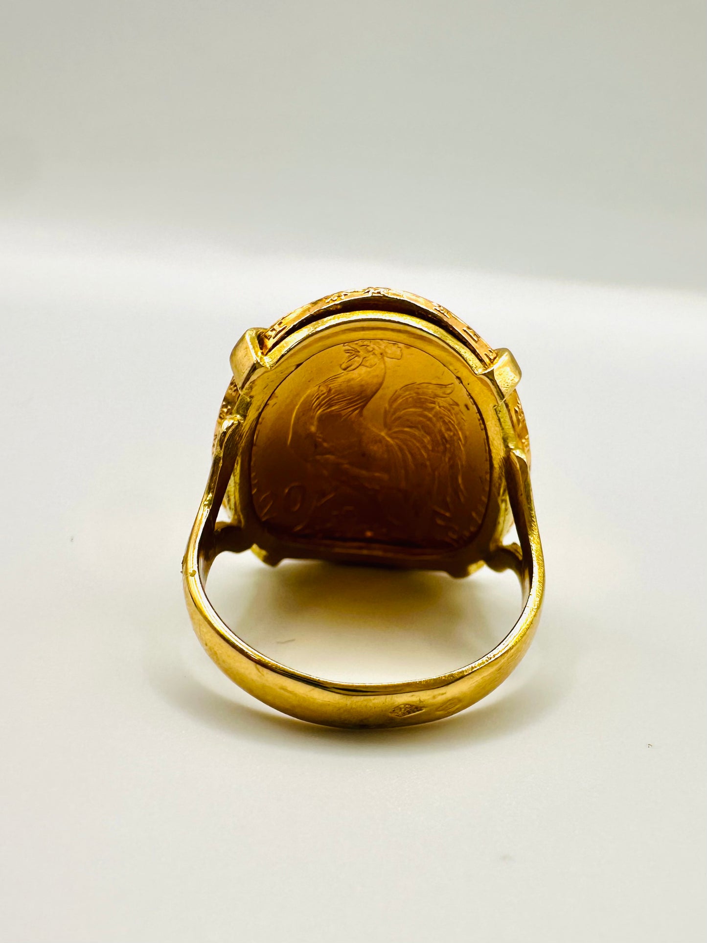 Bague Porte-Pièce Courbée “Marianne Coque” – Or 18 et 22 carats ~ 4 griffes