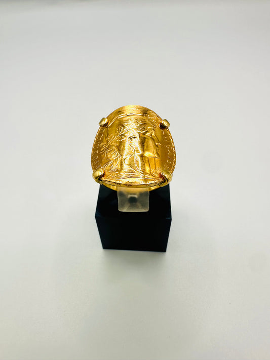 Bague Porte-Pièce Courbée “Marianne Coque” – Or 18 et 22 carats ~ 4 griffes