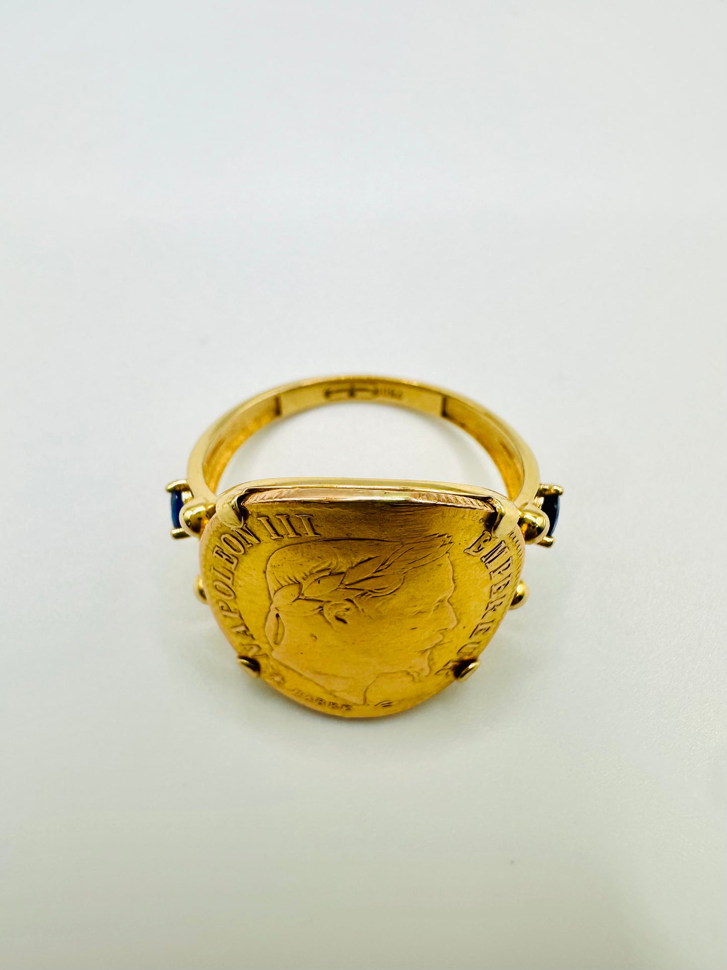Bague Porte-Pièce “Napoléon Courbée” – Or 18 et 21 carats – Perles bleues ~ 4 griffes