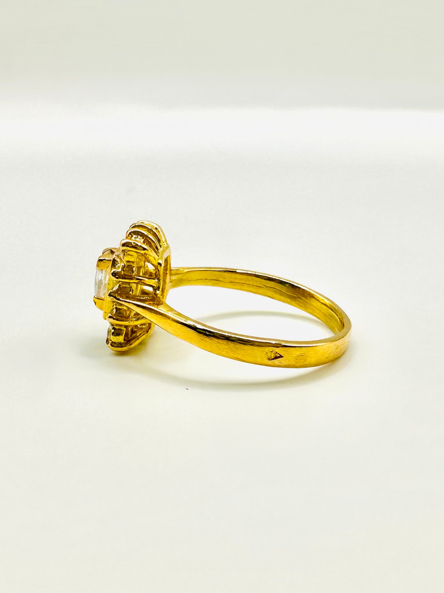 Bague Solitaire Type Auréole en Or Jaune 18 Carats