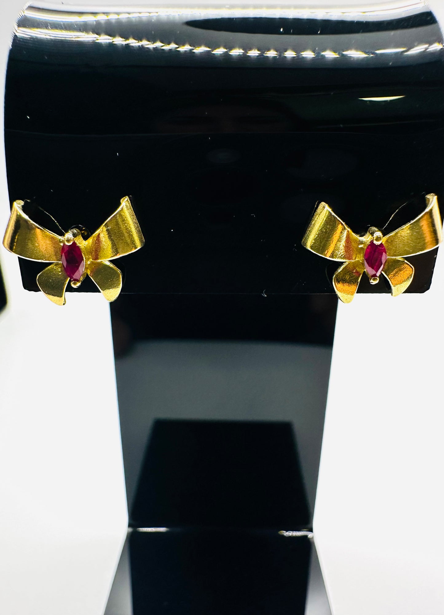 Boucles d’oreilles sertie en or 18 carats~