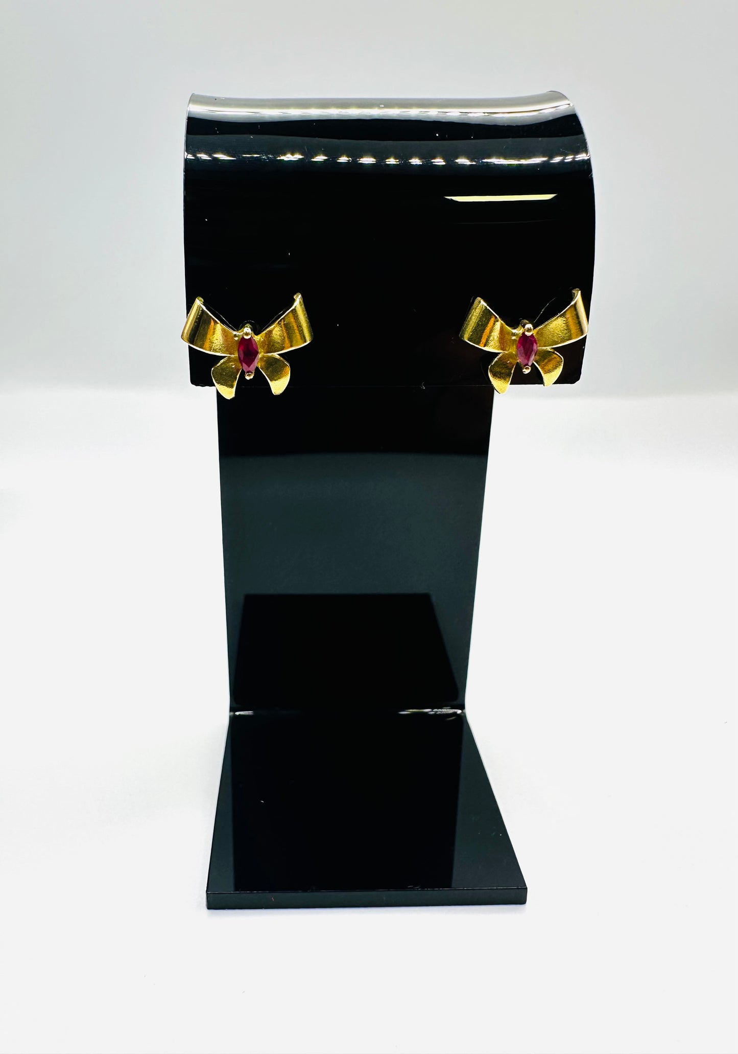 Boucles d’oreilles sertie en or 18 carats~