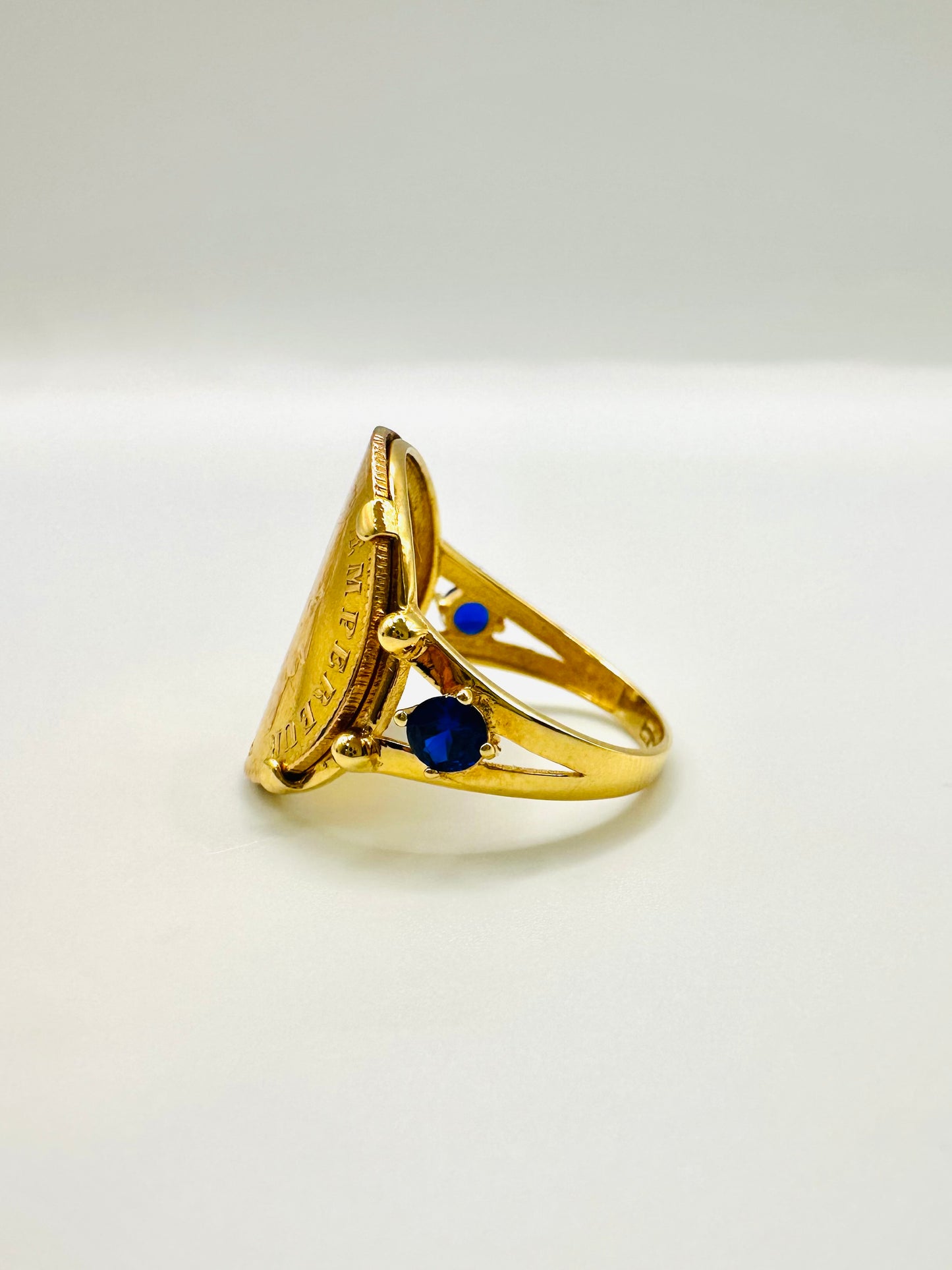 Bague Porte-Pièce “Napoléon Courbée” – Or 18 et 21 carats – Perles bleues ~ 4 griffes