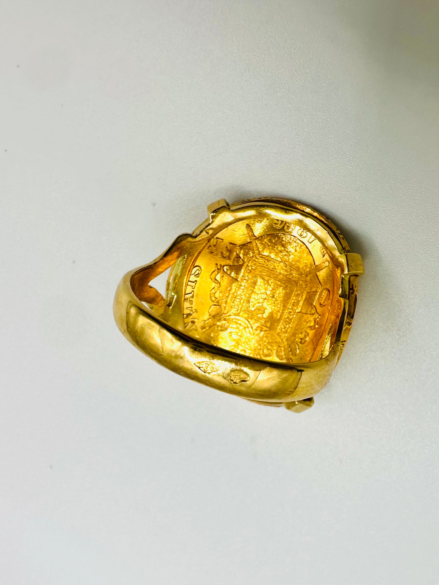 Bague Porte-Pièce Courbée “Napoléon Empire” – Or 18 et 21 carats ~ 4 griffes