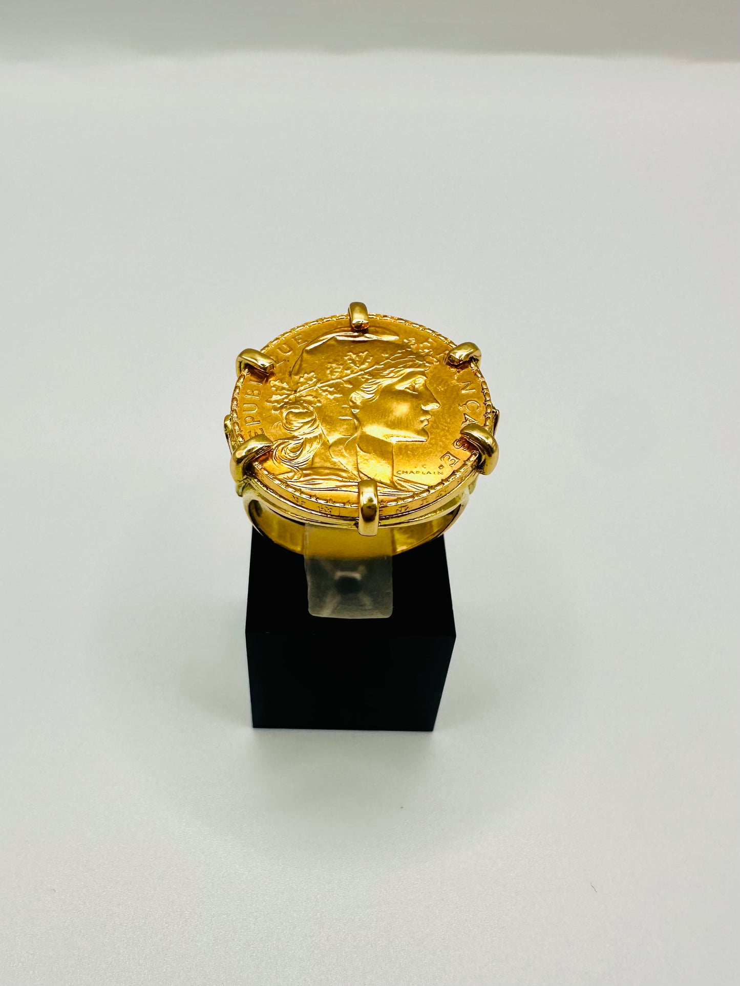 Bague Porte-Pièce “Marianne” – Or 18 et 22 carats ~ 6 griffes