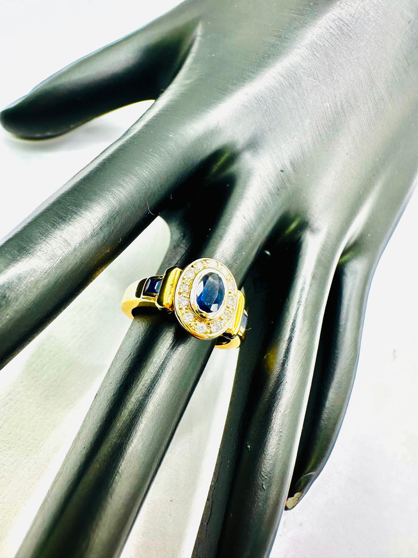 BAGUE AVEC SAPHIR BLEU ET DIAMANTS OR 750/1000
