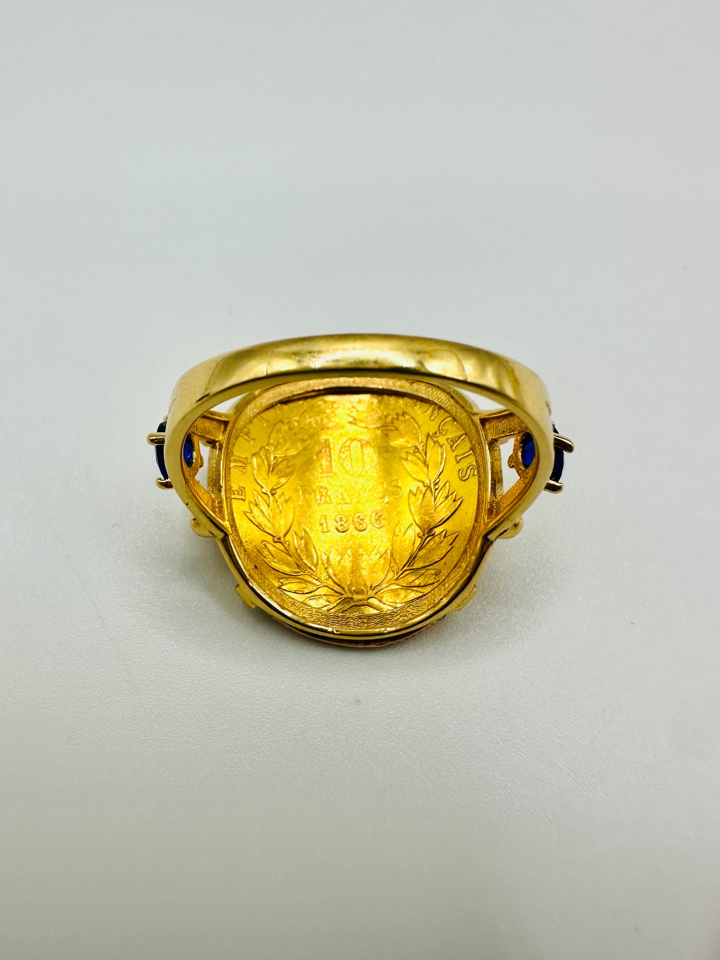 Bague Porte-Pièce “Napoléon Courbée” – Or 18 et 21 carats – Perles bleues ~ 4 griffes