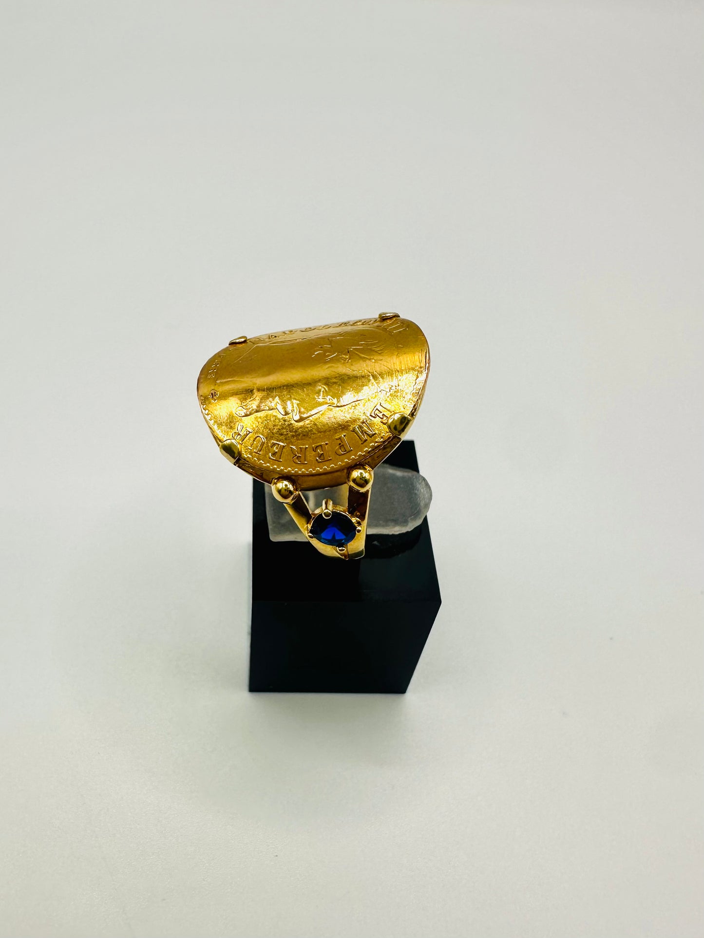 Bague Porte-Pièce “Napoléon Courbée” – Or 18 et 21 carats – Perles bleues ~ 4 griffes