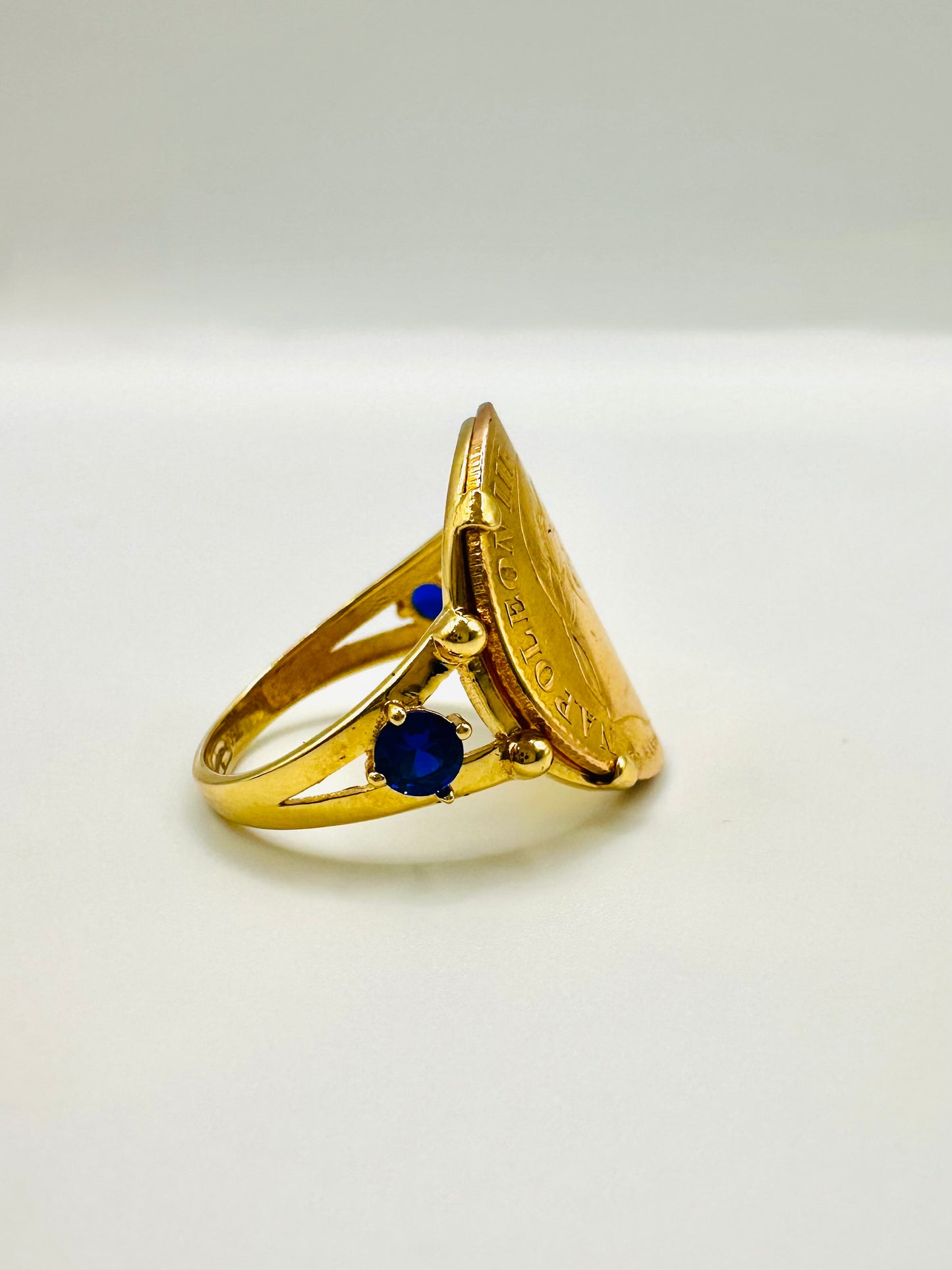 Bague Porte-Pièce “Napoléon Courbée” – Or 18 et 21 carats – Perles bleues ~ 4 griffes