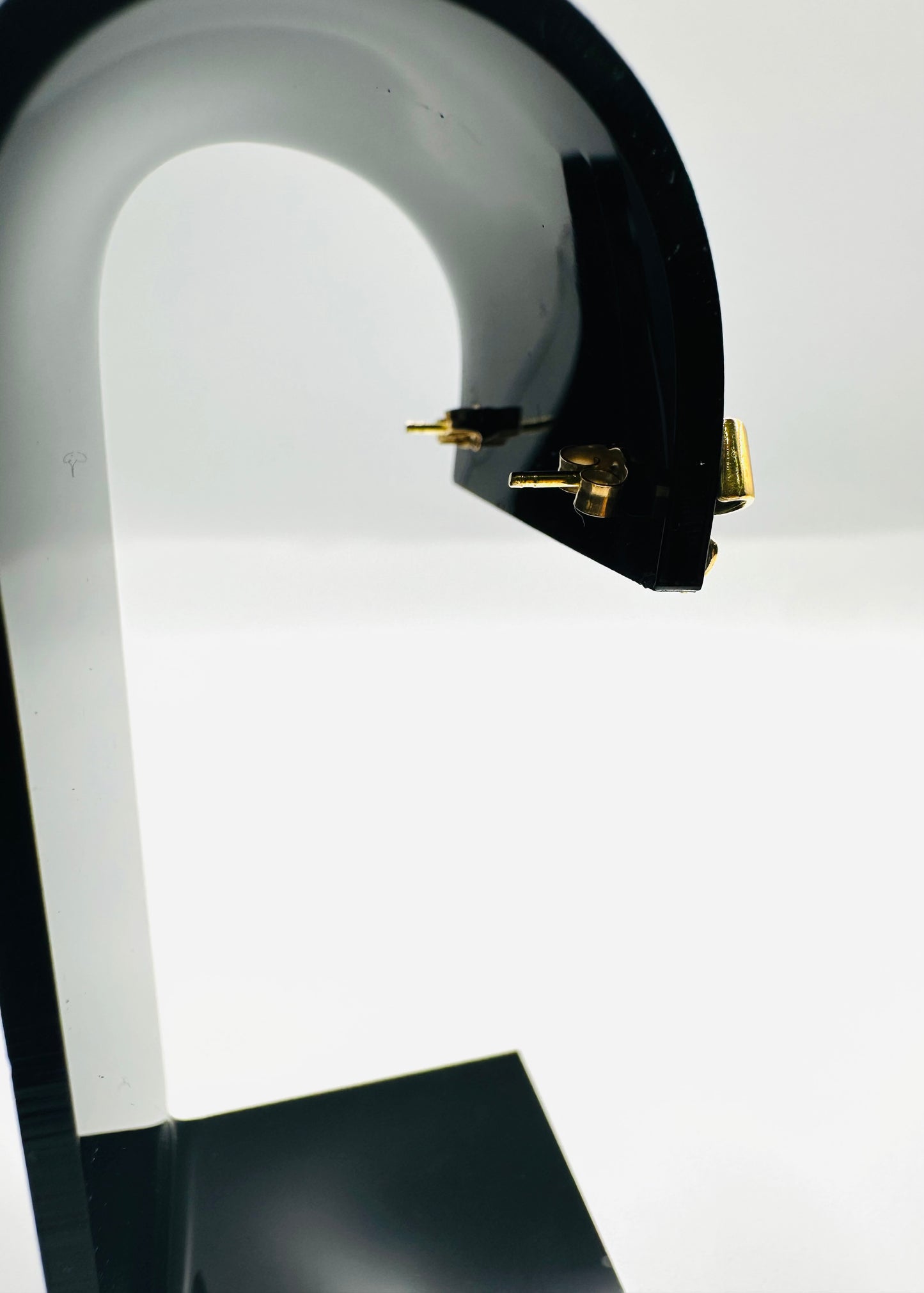 Boucles d’oreilles sertie en or 18 carats~