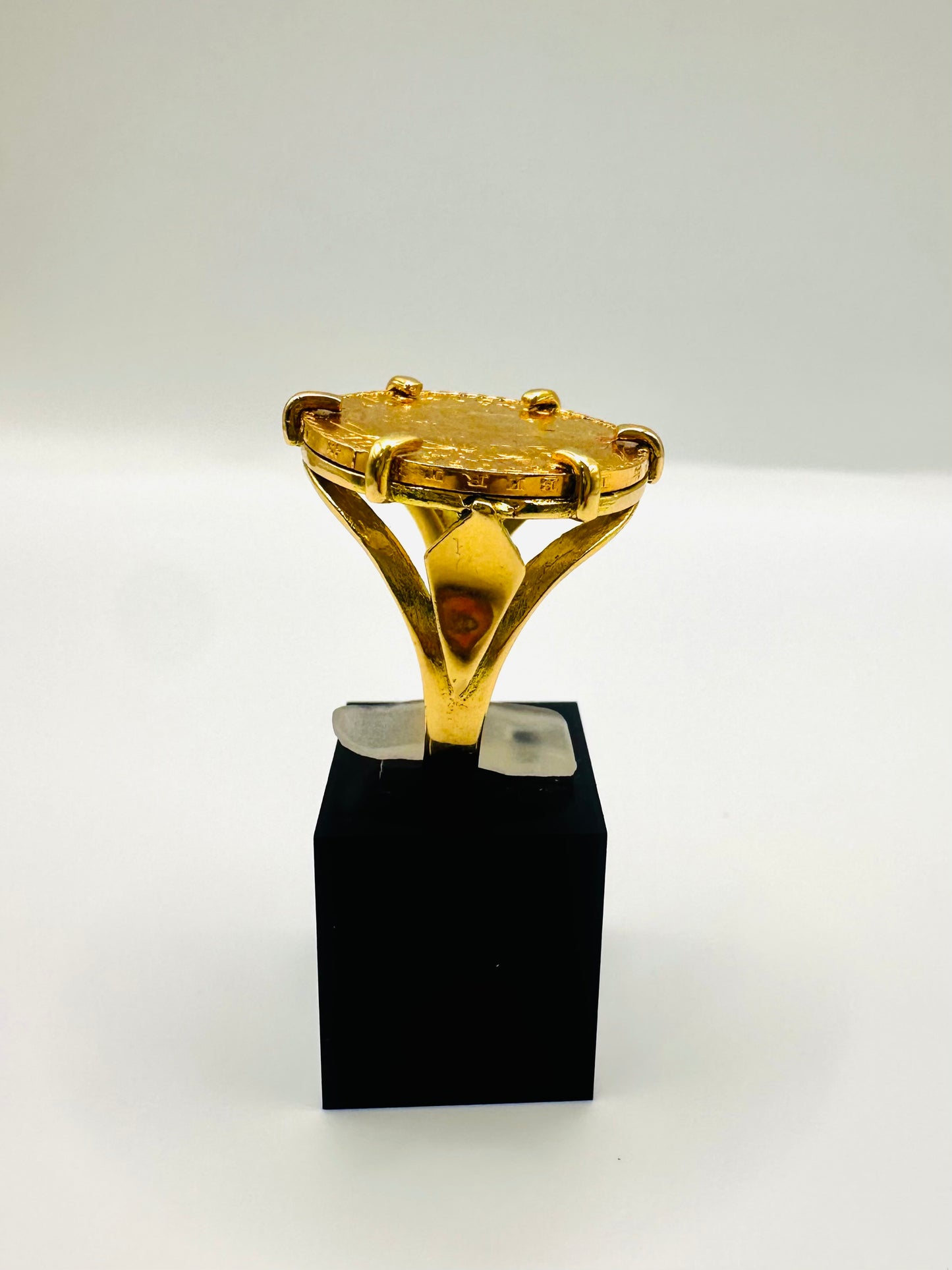Bague Porte-Pièce “Marianne” – Or 18 et 22 carats ~ 6 griffes